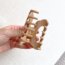Load image into Gallery viewer, Brown Bear Claw Clip
